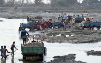 उत्खननले टीकापुर जोखिममा: कर्णाली नदीमा नदीजन्य पदार्थको उत्खननका लागि ठेक्का बन्द